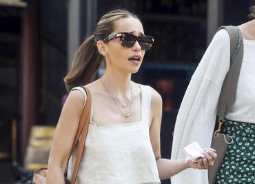 Emilia Clarke y la minifalda de verano con la que arrasó en Londres