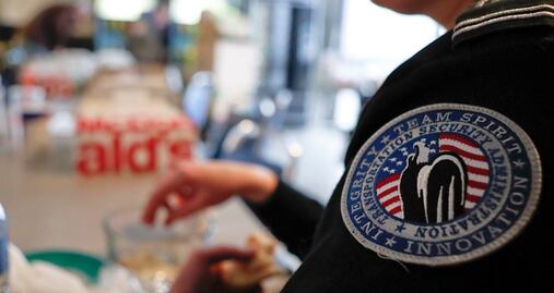 Suspenden a oficiales por exhibición racista en aeropuerto de Miami