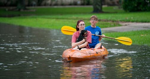Pasan la noche en la escuela por inundaciones en Houston