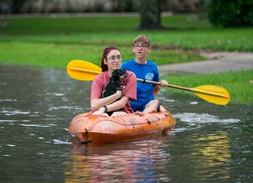 Pasan la noche en la escuela por inundaciones en Houston