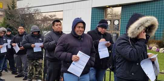 Cientos de inmigrantes indocumentados tramitan su licencia de conducir en NY
