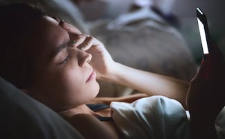 Por estas razones no debes dormir con tu celular iPhone en la cama