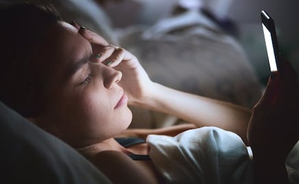 Por estas razones no debes dormir con tu celular iPhone en la cama