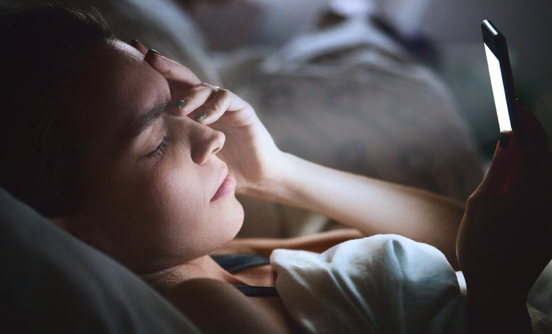 Por estas razones no debes dormir con el celular. Foto: iStock / AlessandroPhoto