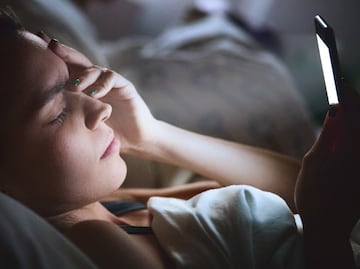 Por estas razones no debes dormir con tu celular iPhone en la cama