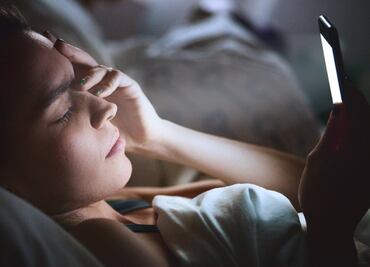 Por estas razones no debes dormir con tu celular iPhone en la cama