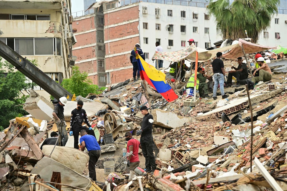 Aumentan a 4,734 los muertos por los terremotos en Venezuela; continúan las réplicas. (Photo by MARTIN BERNETTI / AFP)