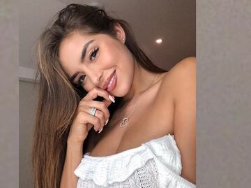 Demi Rose ‘enciende’ con minivestido de terciopelo