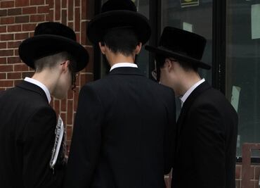 NY amenaza con cerrar una sinagoga tras un funeral multitudinario