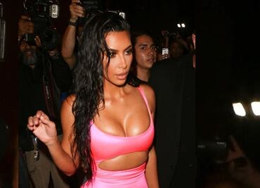 Kim Kardashian impacta con figura 'curvy' en vestido de terciopelo