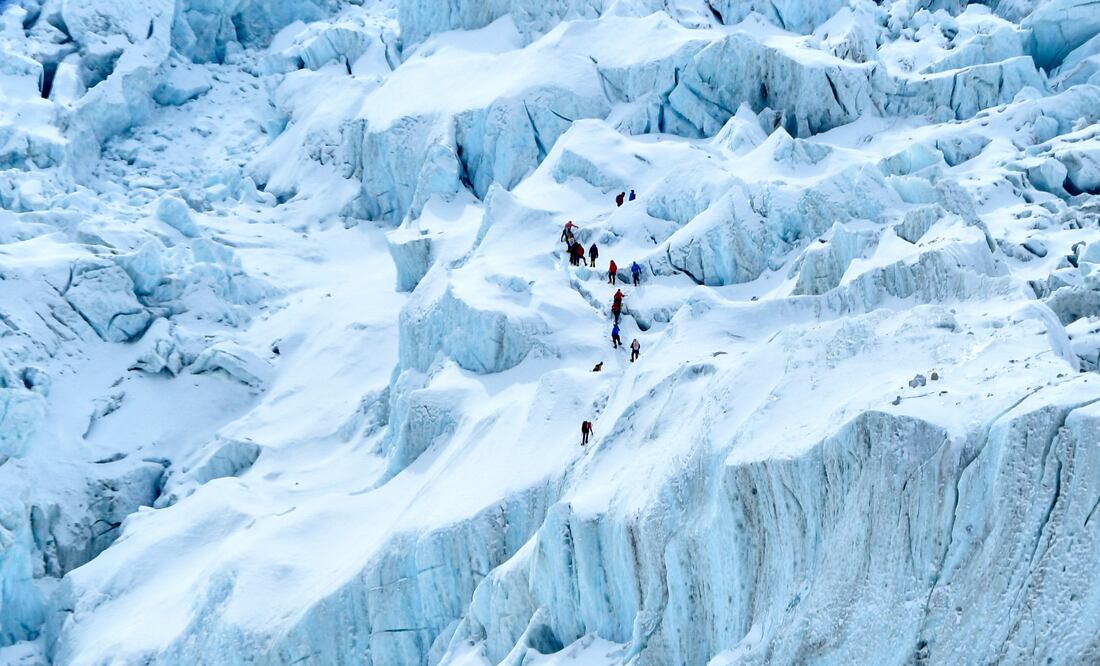 Desastre aéreo en Nepal: Muerte de turistas mexicanos en accidente de helicóptero conmociona al país. (Photo by PRAKASH MATHEMA / AFP)