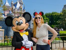 ¡Regresó la chica Disney! Lindsay Lohan visita Disneyland Resort en California