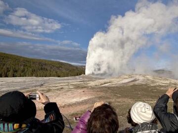 Hombre sufre graves quemaduras al caer en géiser de Yellowstone