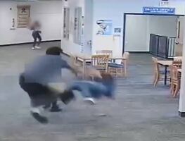 Video. Adolescente golpea a maestra por quitarle su Nintendo Switch en Florida