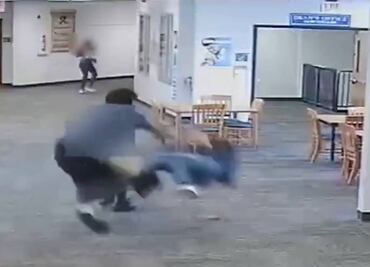 Video. Adolescente golpea a maestra por quitarle su Nintendo Switch en Florida