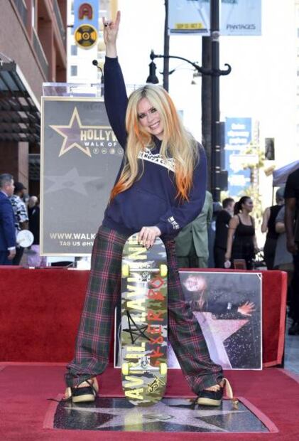 Avril Lavigne celebra 20 años de éxito con una estrella en Paseo de la Fama