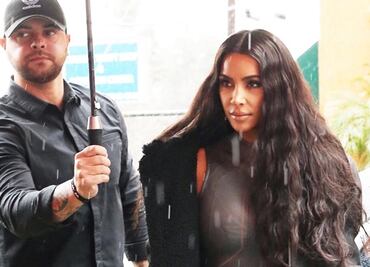 Kim Kardashian presume figura de impacto en bodysuit plateado