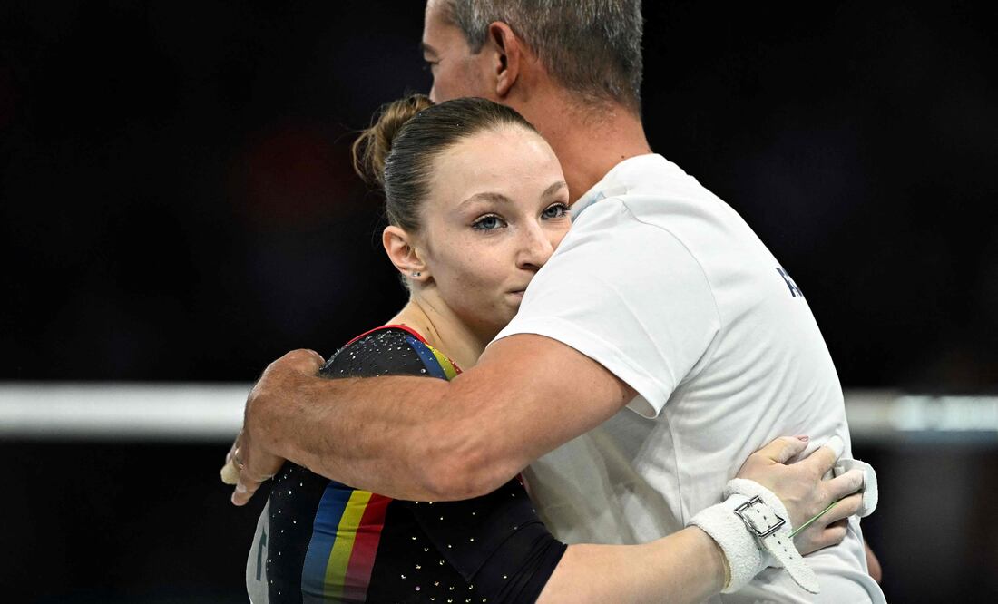 Jordan Chiles desplaza a gimnasta rumana tras reclamación en Juegos Olímpicos; Nadia Comaneci indignada. (Photo by Lionel BONAVENTURE / AFP)