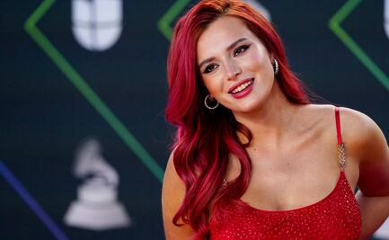 Bella Thorne arrasa con minivestido rojo en los Latin Grammy