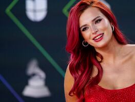 Bella Thorne arrasa con minivestido rojo en los Latin Grammy