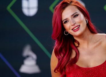 Bella Thorne arrasa con minivestido rojo en los Latin Grammy