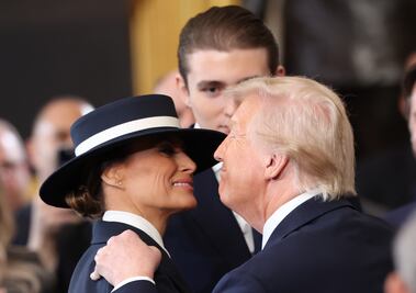 Un sombrero se interpone entre Donald Trump y Melania. VIDEO