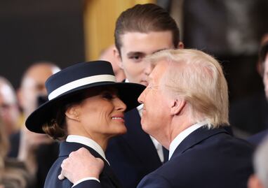 Un sombrero se interpone entre Donald Trump y Melania. VIDEO