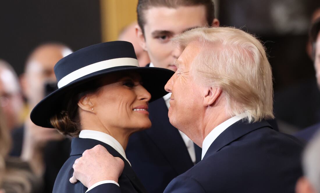 Un sombrero se interpone entre Donald Trump y Melania. EFE/EPA/KEVIN LAMARQUE / POOL