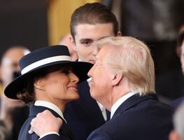 Un sombrero se interpone entre Donald Trump y Melania. VIDEO