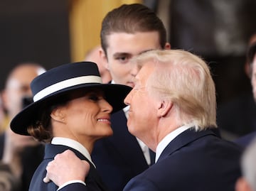 Un sombrero se interpone entre Donald Trump y Melania. VIDEO