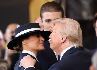 Un sombrero se interpone entre Donald Trump y Melania. VIDEO