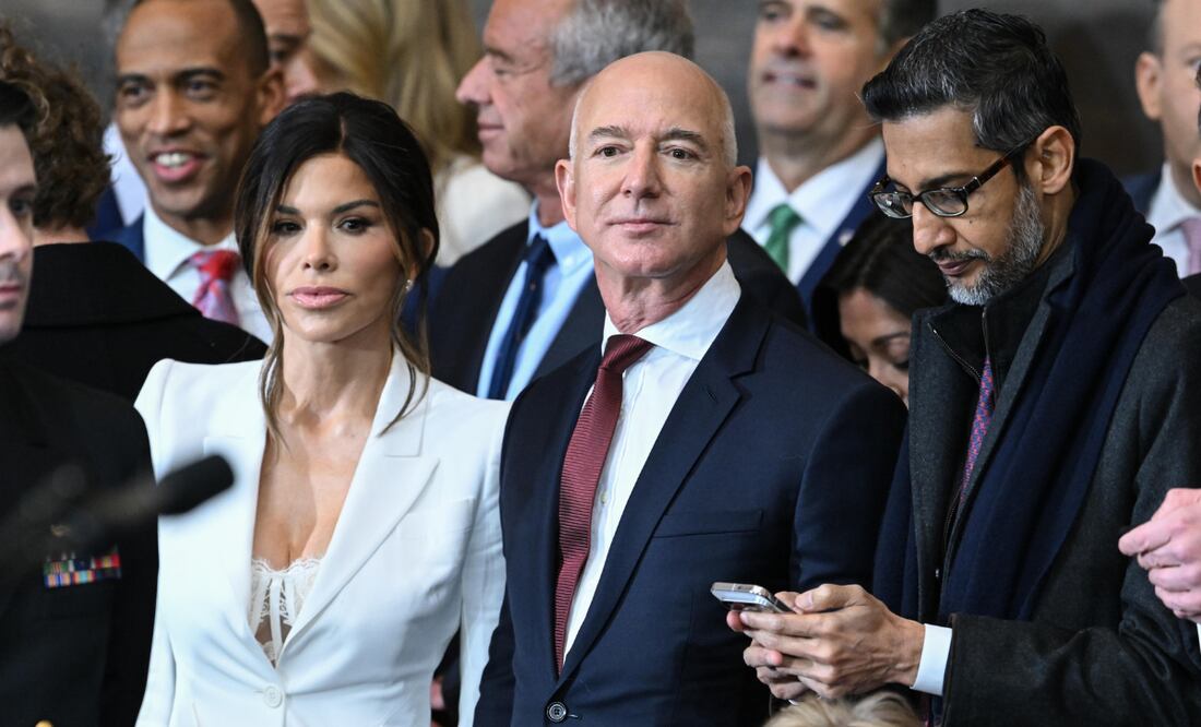 Lauren Sánchez, prometida de Jeff Bezos, responde a críticas por mostrar su ropa interior en investidura de Trump. Foto: EFE/EPA/SAUL LOEB / POOL