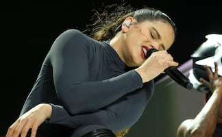 Rosalía rompe en llanto durante concierto en París por rompimiento con Rauw Alejandro