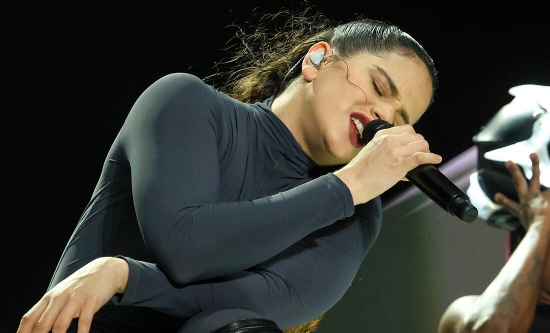 Rosalía rompe en llanto durante concierto en París por rompimiento con Rauw Alejandro. Foto: EFE