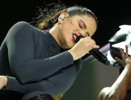 Rosalía rompe en llanto durante concierto en París por rompimiento con Rauw Alejandro