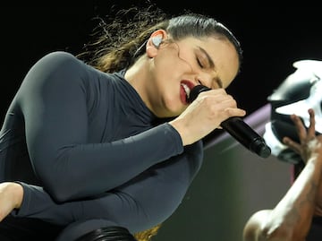 Rosalía rompe en llanto durante concierto en París por rompimiento con Rauw Alejandro