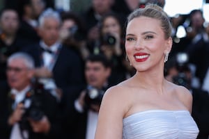 Scarlett Johansson lleva su belleza y elegancia a Cannes con vestido strapless 