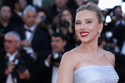 Scarlett Johansson lleva su belleza y elegancia a Cannes con vestido strapless