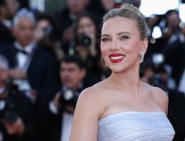 Scarlett Johansson lleva su belleza y elegancia a Cannes con vestido strapless