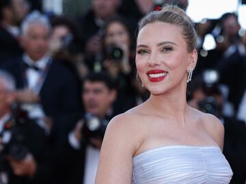 Scarlett Johansson lleva su belleza y elegancia a Cannes con vestido strapless