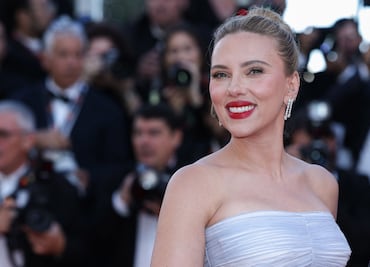 Scarlett Johansson lleva su belleza y elegancia a Cannes con vestido strapless