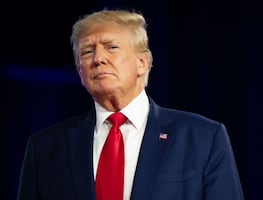 Fotos muestran notas oficiales que Trump supuestamente tiró al inodoro