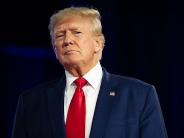 Fotos muestran notas oficiales que Trump supuestamente tiró al inodoro