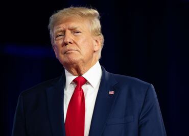 Fotos muestran notas oficiales que Trump supuestamente tiró al inodoro