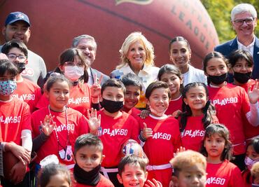 Jill Biden, primera dama de EU, comparte pasión por flag football con niños mexicanos