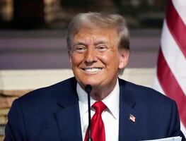 Trump se burla del desempeño de Biden en el debate y lo llama "un montón de mierda"