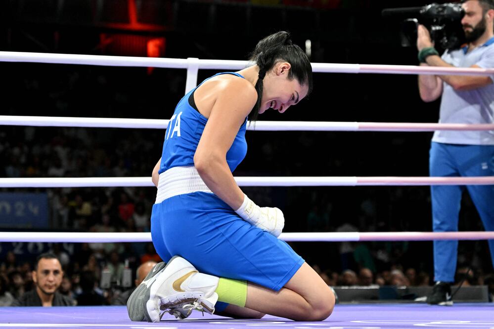 ¿Por qué la boxeadora italiana Angela Carini se retiró de pelea con Imane Khelif 46 segundos del inicio? Foto: AFP