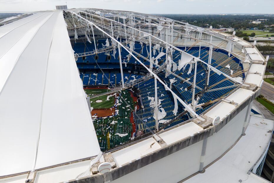 Tropicana Field, el estadio de los Rays de Tampa Bay de la MLB, ubicado en St. Petersburg, sufrió daños graves por el huracán Milton.  (AP Photo/Julio Cortez)