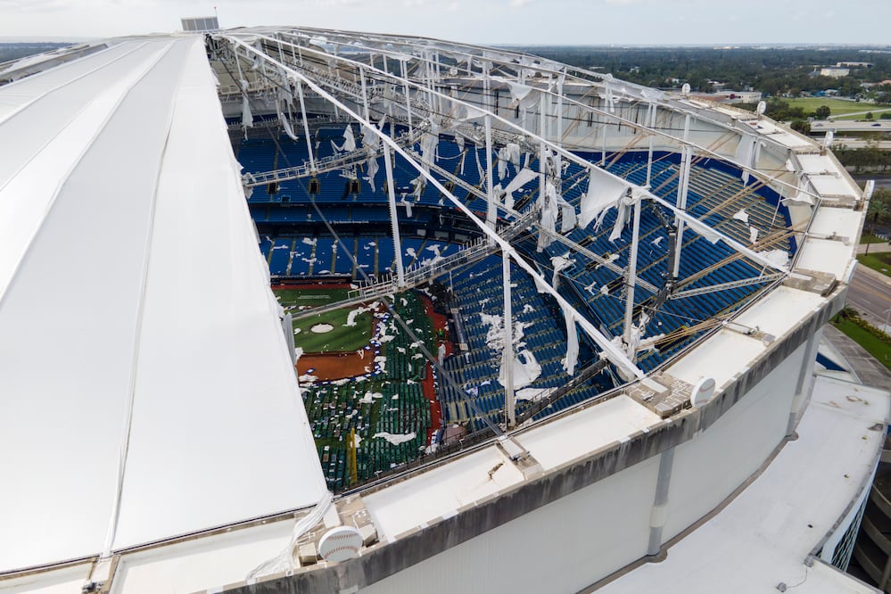 Tropicana Field, el estadio de los Rays de Tampa Bay de la MLB, ubicado en St. Petersburg, sufrió daños graves por el huracán Milton. (AP Photo/Julio Cortez)
