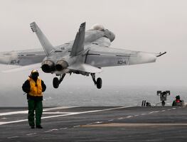 Al igual que EU, Reino Unido envía buques y aviones militares al Mediterráneo para apoyar a Israel